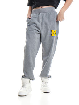 Брюки спортивные с эмблемой 22-7611 светло-серый меланж - Mini maxi фото 33