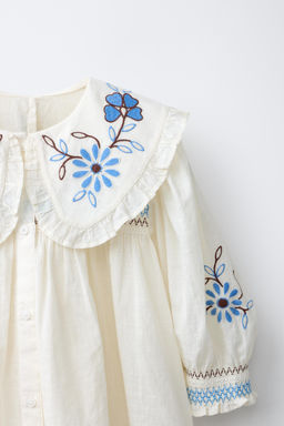 CAMISA CUELLO BOBO FLORES BORDADAS / Crudo