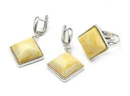 Комплект с янтарём в посеребрении кольцо, серьги ромбик 24мм молочный