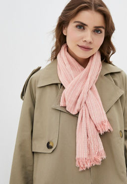 Палантин креш в деликатную полоску кораллового цвета