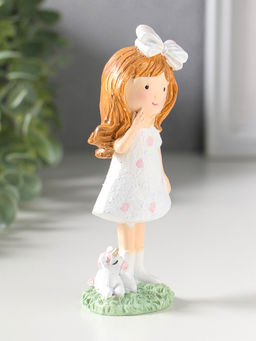 Фигурка полистоун «Малышка в платье в горох, с бантом в волосах, с единорогом», 5×3.7×13 см