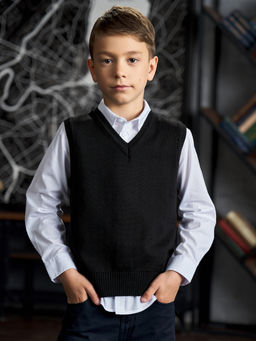 Черный вязаный жилет для мальчика
