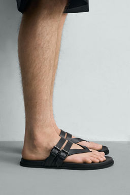 SANDALIA TIRAS DETALLE HEBILLAS / Negro