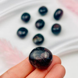 Галтовка из Граната с Арфведсонитом