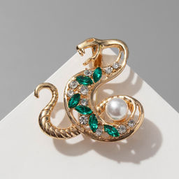 Брошь «Змея», с жемчужиной, бело-зелёная в золоте