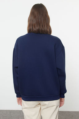 TRENDYOLMILLA Lacivert Etiket Detayl? Regular Bisiklet Yaka Orme Sweatshirt TWOAW24SW00289  фото 13