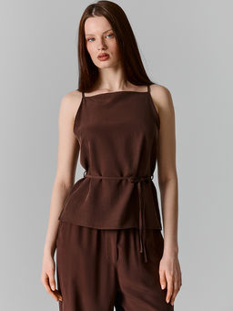 Блузка женская коричневая на тонких бретелях с поясом