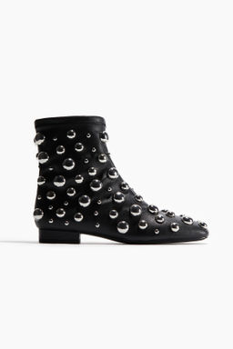 Botines con tachuelas