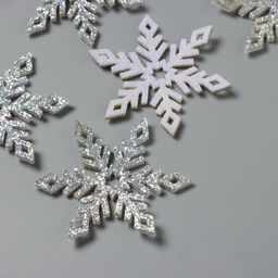 Цена за 5 шт. Декор для творчества войлок "Снежинка" голография 6х6 см