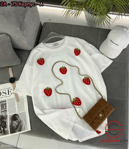 Футболка женская с клубничками