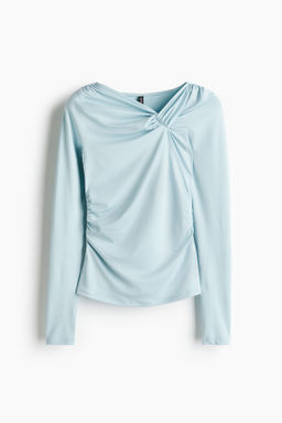 Top con detalle girado
