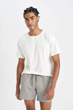 Полосатые короткие шорты для плавания