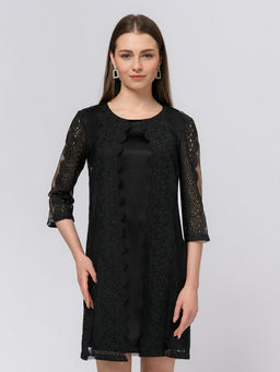 Платье черного цвета длины мини с черным кружевом и рукавами 3/4