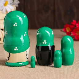Матрёшка дерево «Божья коровка», зелёное платье, 5 кукольная, 10-12 см