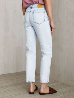 Укороченные джинсы c декоративной стиркой из эластичного плотного денима - Vilatte фото 2