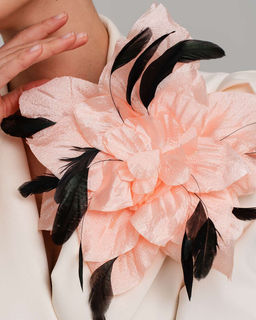 Брошь цветок искуcственный шёлк/Натуральные перья