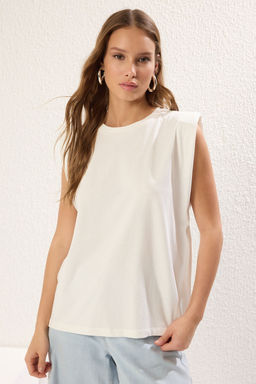 TRENDYOLMILLA Siyah %100 Pamuk Relaxed/Rahat Kal?p Vatkal? Orme T-Shirt TWOSS25TS00070