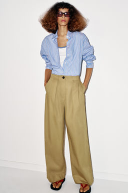 CAMISA OVERSIZE CON CAMISETA CINTUR?N / Azul / Blanco