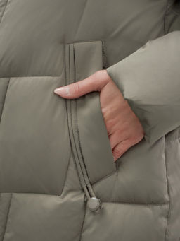 Пальто зимнее утепленное с мехом и капюшоном тренд коричневого цвета 7630K - Visdeer фото 4