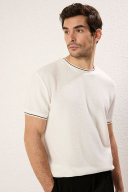 TRENDYOL MAN Beyaz Regular/Normal Kesim Dokulu Triko Bantl? T-Shirt TMNSS25TS00042 - Trendyolmilla фото 3