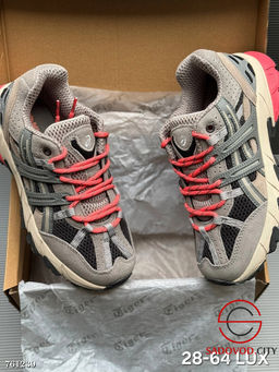 Женская кроссовки весенние