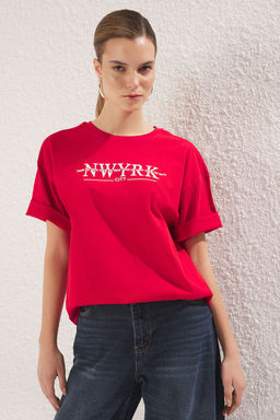 TRENDYOLMILLA K?rm?z? %100 Pamuk Oversize/Genis Kal?p Yuksek Bask?l? Orme T-Shirt TWOSS25TS00083