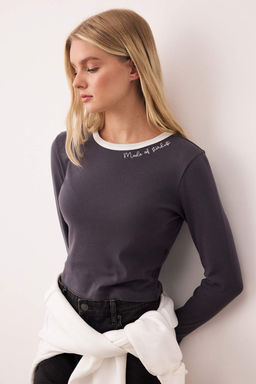 Ac?k Sar? Nak?sl? Fitted/Vucuda Oturan Kontrast Detayl? Orme T-Shirt TWOAW26TS00019