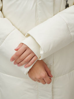 Пальто утепленное стеганное зимнее с капюшоном женское бежевого цвета 9611B - Mtforce фото 11