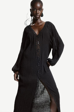 Vestido con inserciones de encaje