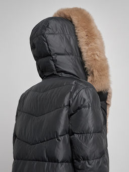 Пальто утепленное с капюшоном и мехом зимнее женское черного цвета 133203Ch - Visdeer фото 12