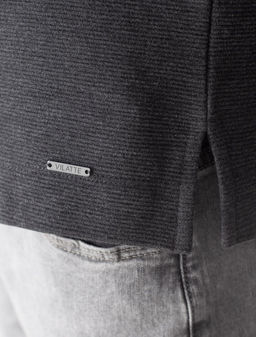 Лонгслив из мягкого фактурного трикотажа с плетеным воротником поло на пуговицах