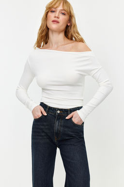 Ekru Premium Yumusak Kumasl? Fitted/Vucuda Oturan Kay?k Yaka Orme Bluz TWOAW24BZ00227
