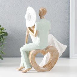 Фигурка полистоун «Ретро. Влюблённые сидят на сердце», бело-зелёный, 18×11×23.5 см