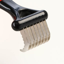 Колтунорез загнутый, 8 лезвий, 5,5 х 15 см, чёрно-красный - Пижон фото 3