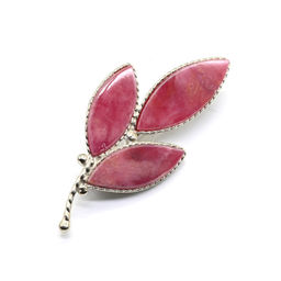 Брошь родонит "Орлец" веточка 44*20мм. Радуга камня