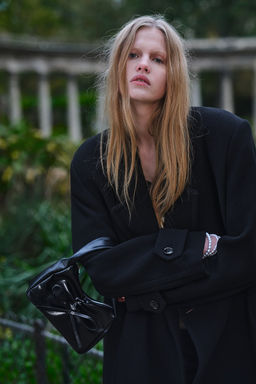 Bolso de hombro con lazo decorativo