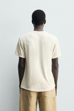 CAMISETA CUELLO PANADERO ABIERTO / Crudo