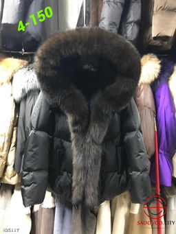 Зимняя женская куртка с капюшоном и мехом