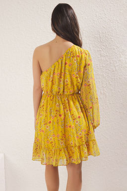 Sar? Cicekli Etegi Belden Ac?lan Tek Kol Sifon Ucus Ucus Dokuma Mini Elbise TWOSS25EL00442 - Trendyolmilla фото 4