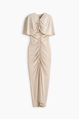 Vestido drapeado con capa decorativa