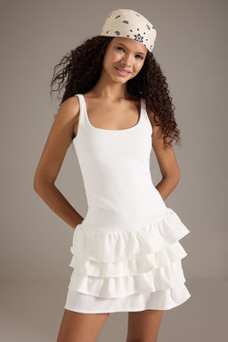 TRENDYOLMILLA Beyaz Duz Volanl? / F?rf?rl? Mini Esnek Orme Elbise TWOSS25EL00388