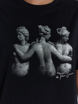 Футболка женская черная с принтом и надписью The three graces черный +печать2 112934 - Mark formelle фото 4