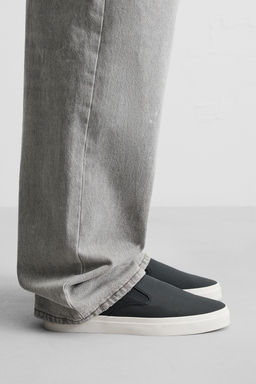 ZAPATILLA SIN CORDONES / Negro