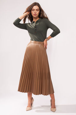 Джемпер - поло с золотистыми пуговицами и люрексом на рукавах