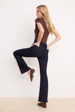 Koyu Mavi Raw Yuksek Bel Orta Esnek Flare Uzun Boy Jeans TWOSS26JE00105 - Trendyolmilla фото 7