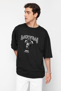 TRENDYOL MAN Siyah Oversize/Genis Kesim Eskitme/Soluk Efektli Rock Bask? %100 Pamuklu T-Shirt TMNSS23TS00167