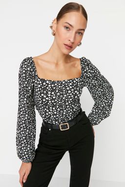 Trendyolmilla Siyah Cicek Desenli Fitted/Vucuda Oturan Kare Yaka Burumcuk/Dokulu Orme Bluz TWOAW22BZ0254 фото 2