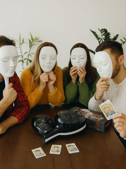 Игра "Мафия. Набор подарочный в коробке" (20 карт, 10 пластиковых масок) Игра "Мафия. Набор подарочный в коробке" (20 карт, 10 пластиковых масок)