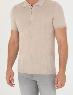 Бежевая приталенная трикотажная футболка с воротником-поло