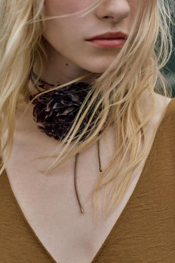 ANIMAL PRINT NECK FLOWER